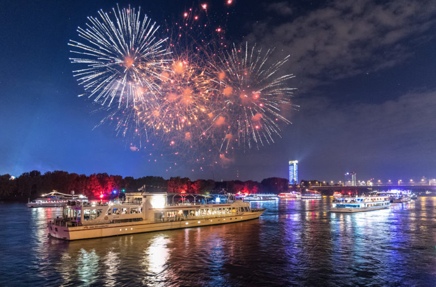  Rhein in Flammen 2023 in Bonn:                             Goldene Wasserfälle am Himmel und mitreißende Bühnenshows