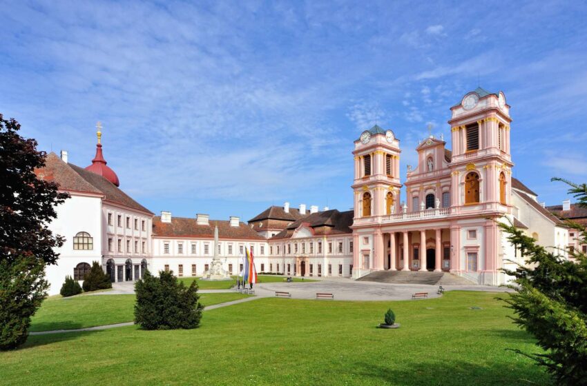  Gruppentouristik: Blick hinter Klostermauern