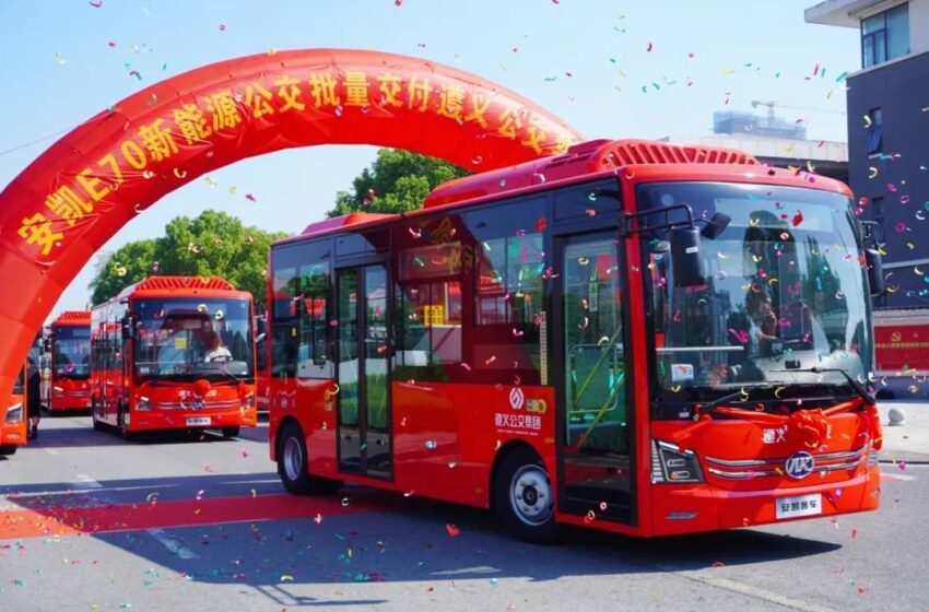 Zunyi/China: Die Rote Stadt heißt grüne Busse willkommen