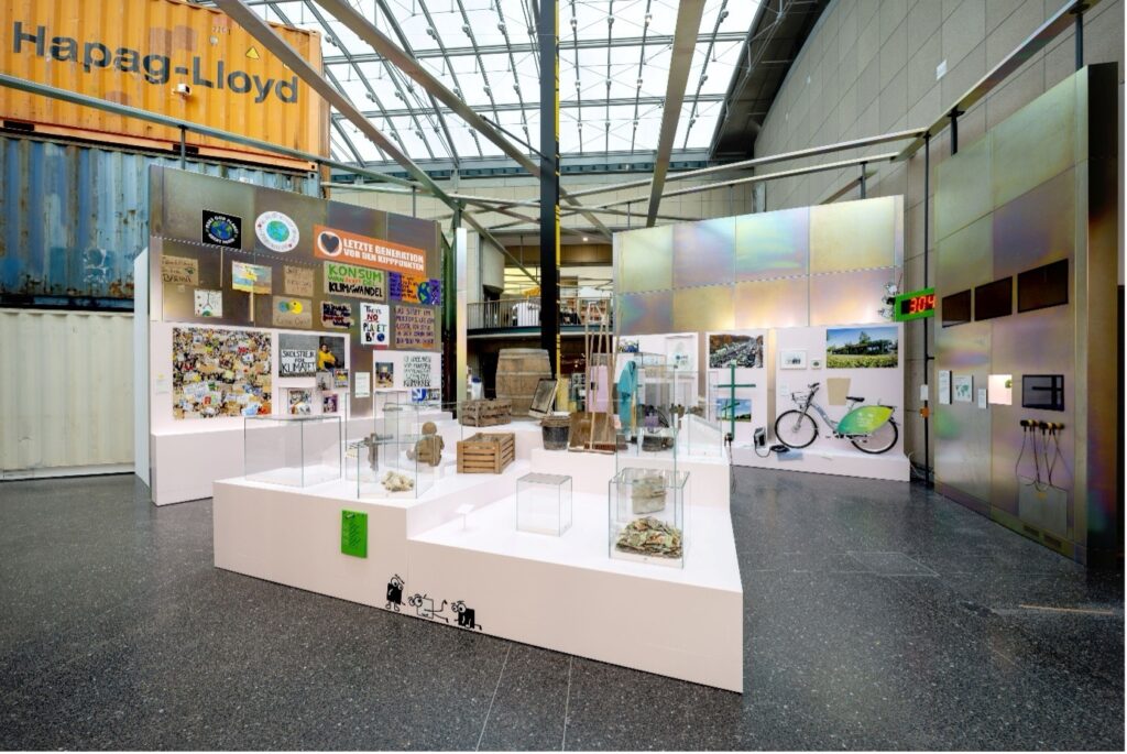 Bild 3: Objekte im Zentrum: Zahlreiche Gegenstände zeugen eindrucksvoll von der Flutkatastrophe im Ahrtal 2021