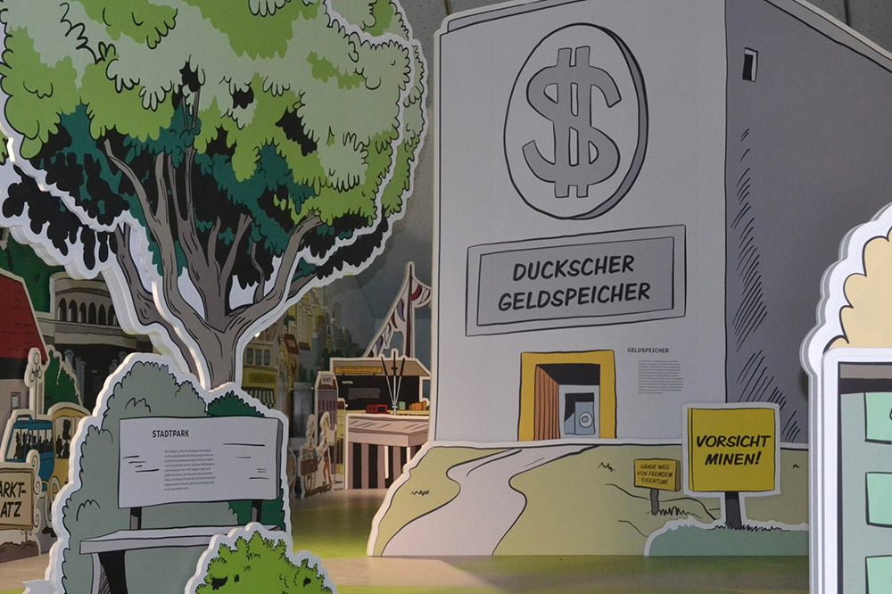 Bild 4: Begehbares Entenhausen: Vor Onkel Dagoberts Geldspeicher (Quelle: Erika-Fuchs-Haus | Museum für Comic und Sprachkunst)