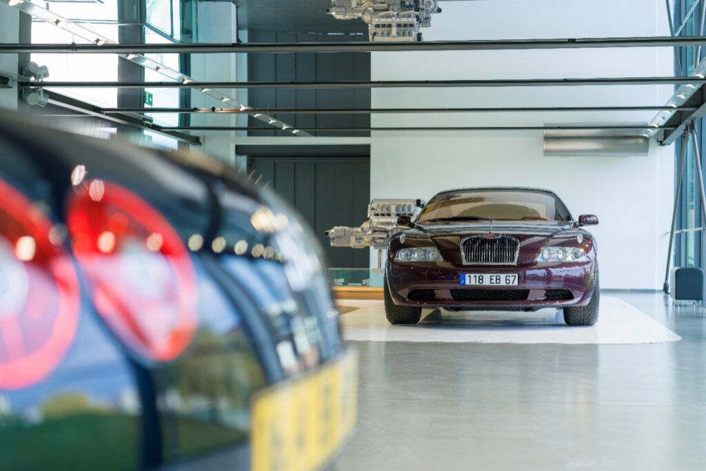 Bild 1: Ein neuer Ausstellungsbereich knüpft an die Dauerausstellung „Beziehungskisten“ an und greift deren Prinzip auf: Automobile erzählen Geschichten in Paaren und Trios. Auf fünf Themeninseln werden ab sofort Exponate der Marke Bugatti gezeigt – mit teils offensichtlichen, teils überraschenden Gemeinsamkeiten (Fotos: Tim Schulze)