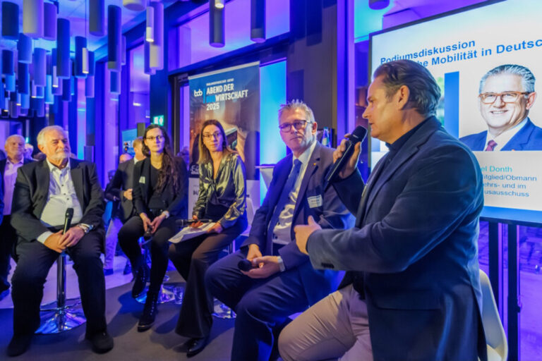 Podiumsdiskussion „Öffentliche Mobilität in Deutschland – Wo geht die Reise hin?“ mit bdo-Präsident Karl Hülsmann, Michael Donth (MdB), Stefan Zierke (MdB) sowie Victoria Broßart (MdB) (Foto: bdo)