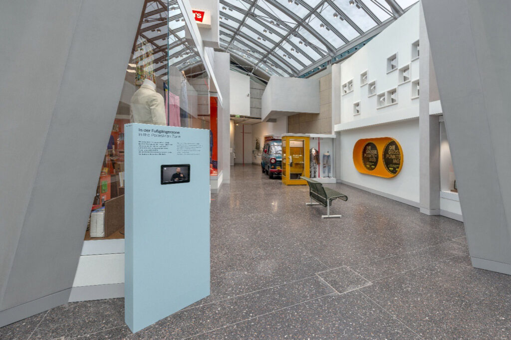 Bild 1: Der Bereich „In der Fußgängerzone“ lädt zum Bummeln in Ost und West der 1970er-Jahre ein (Foto: Stiftung Haus der Geschichte / Axel Thünker)