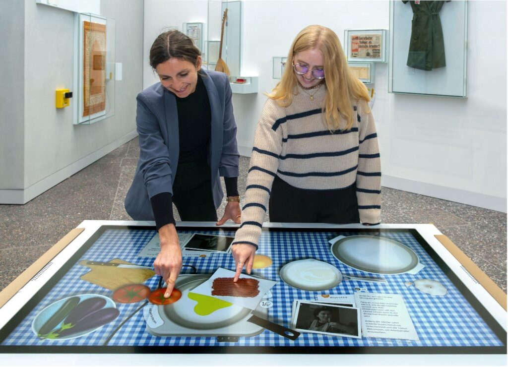 Bild 2: Spaghetti Bolognese, Moussaka oder Ćevapčići: Viele heute beliebte Gerichte kommen erst ab den 1960er-Jahren durch Arbeitsmigranten nach Deutschland