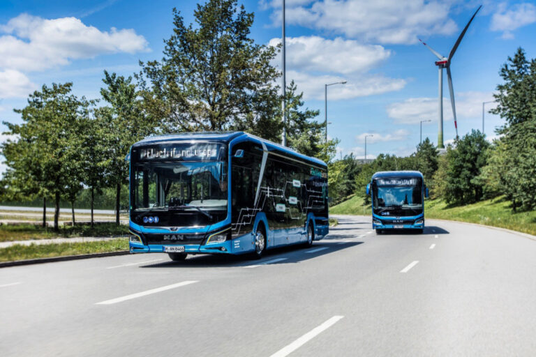 Bild 1: Elektrobusse der Baureihe Lion's City E stellen den Schwerpunkt der vereinbarten Lieferung an die Deutsche Bahn dar