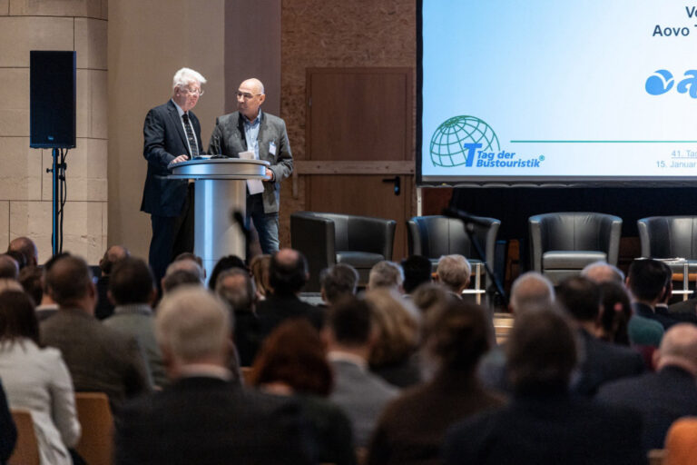 Auf dem 43. „Tag der Bustouristik“ treffen sich die Bustouristikbranche in Garmisch-Partenkirchen zum Erfahrungsaustausch über gegenwärtige Fragestellungen