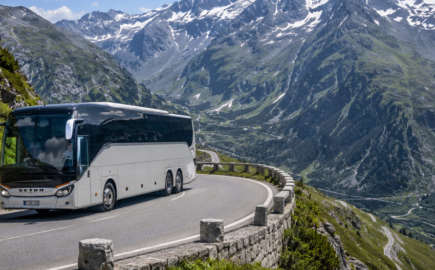  Traumrouten für den Sommer: Fünf Alpenpässe, die Busreisen zum Erlebnis machen